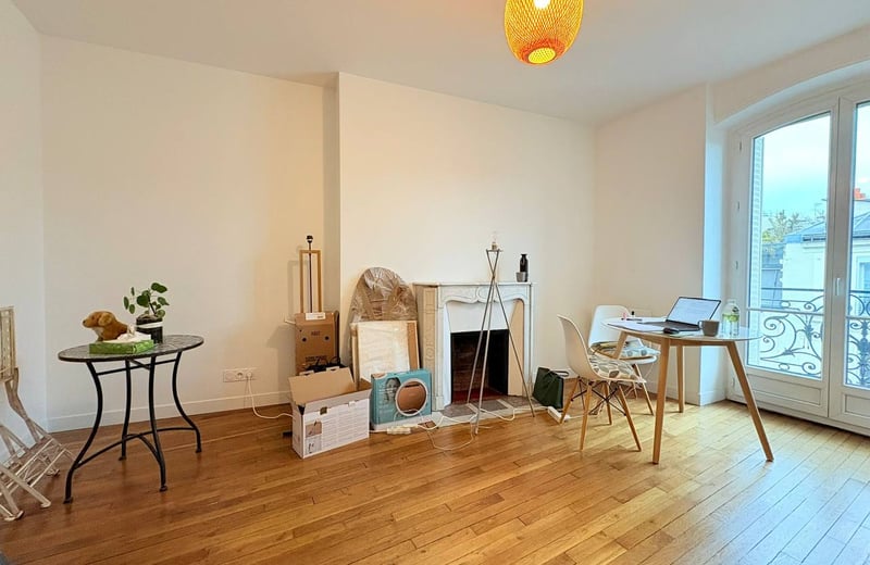 Rent of a 2-room apartment with a balcony and tower view, 48 m², Paris, France